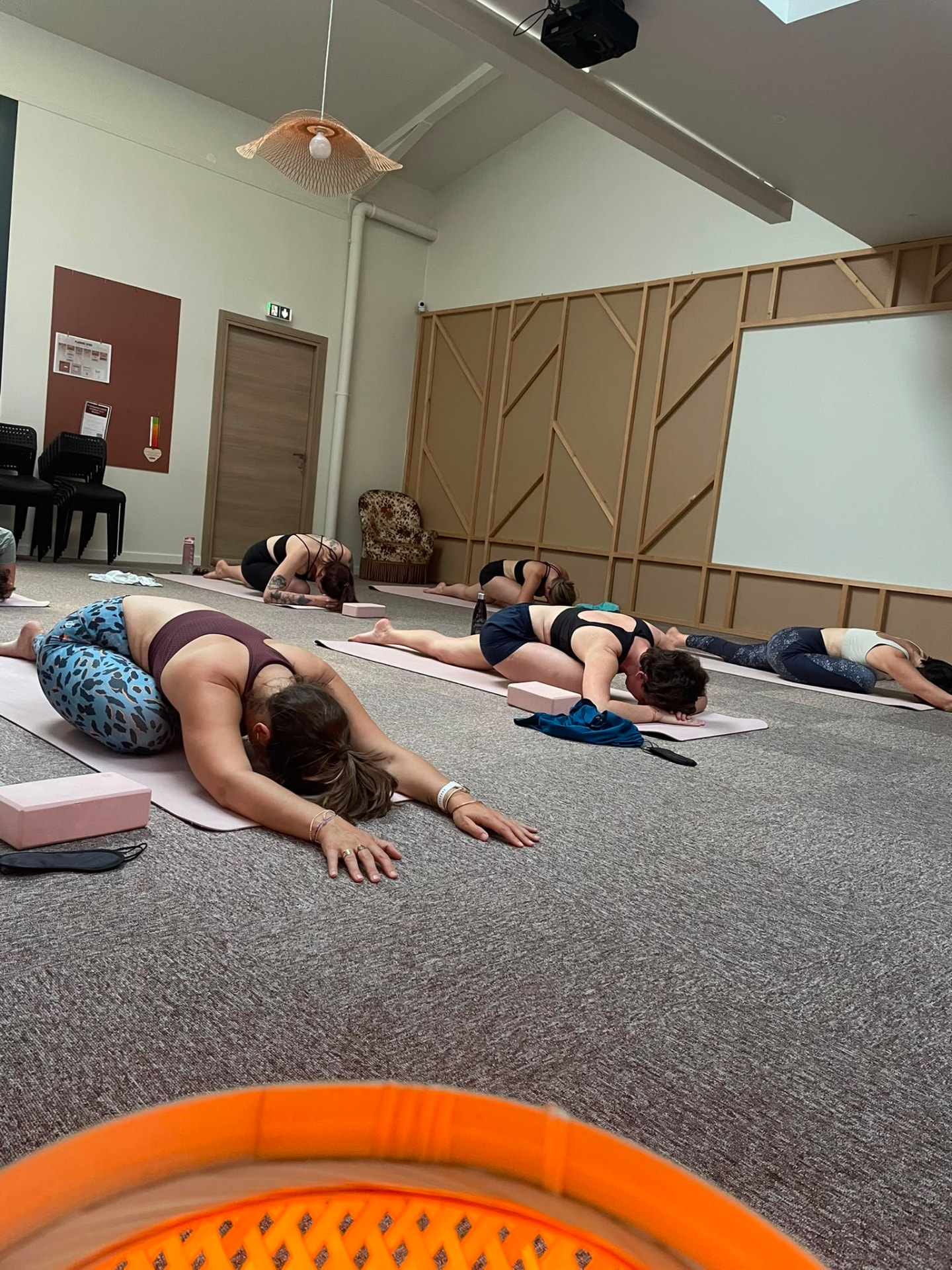 Yoga en école — illustration